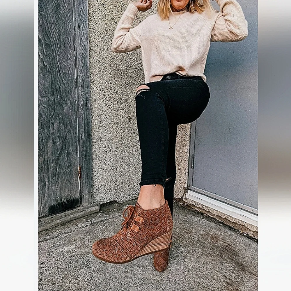 New w/o Box Toms Kala Genuine Suede Mini Cheetah Print Lace-Up Wedge Booties 10